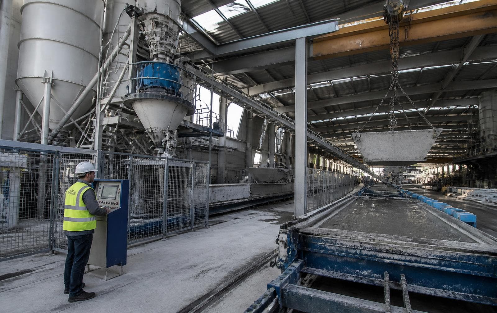 Betongfabrik med blandarstation, silor och prefab-linje