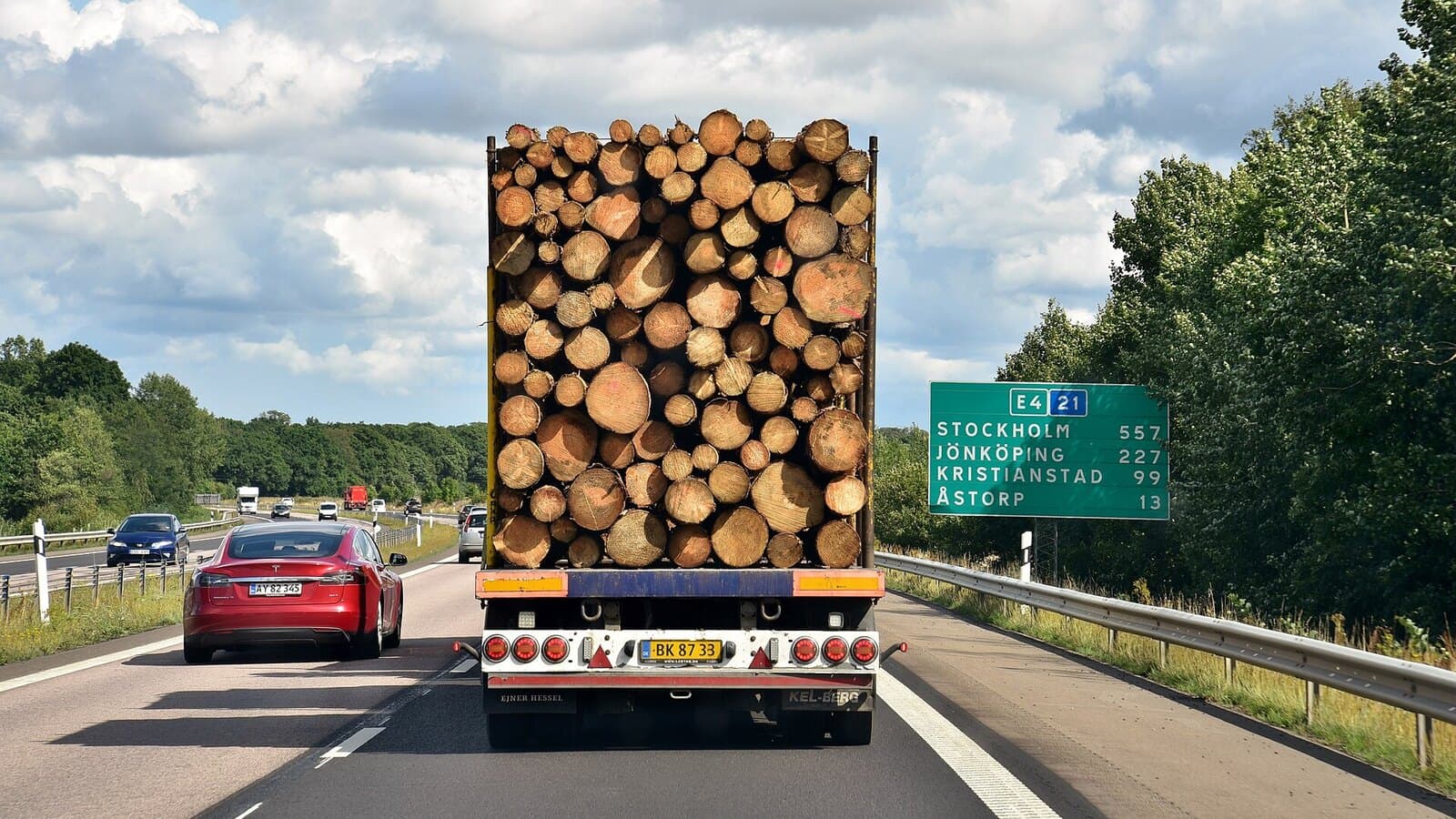 Lastad lastbil på svensk motorväg