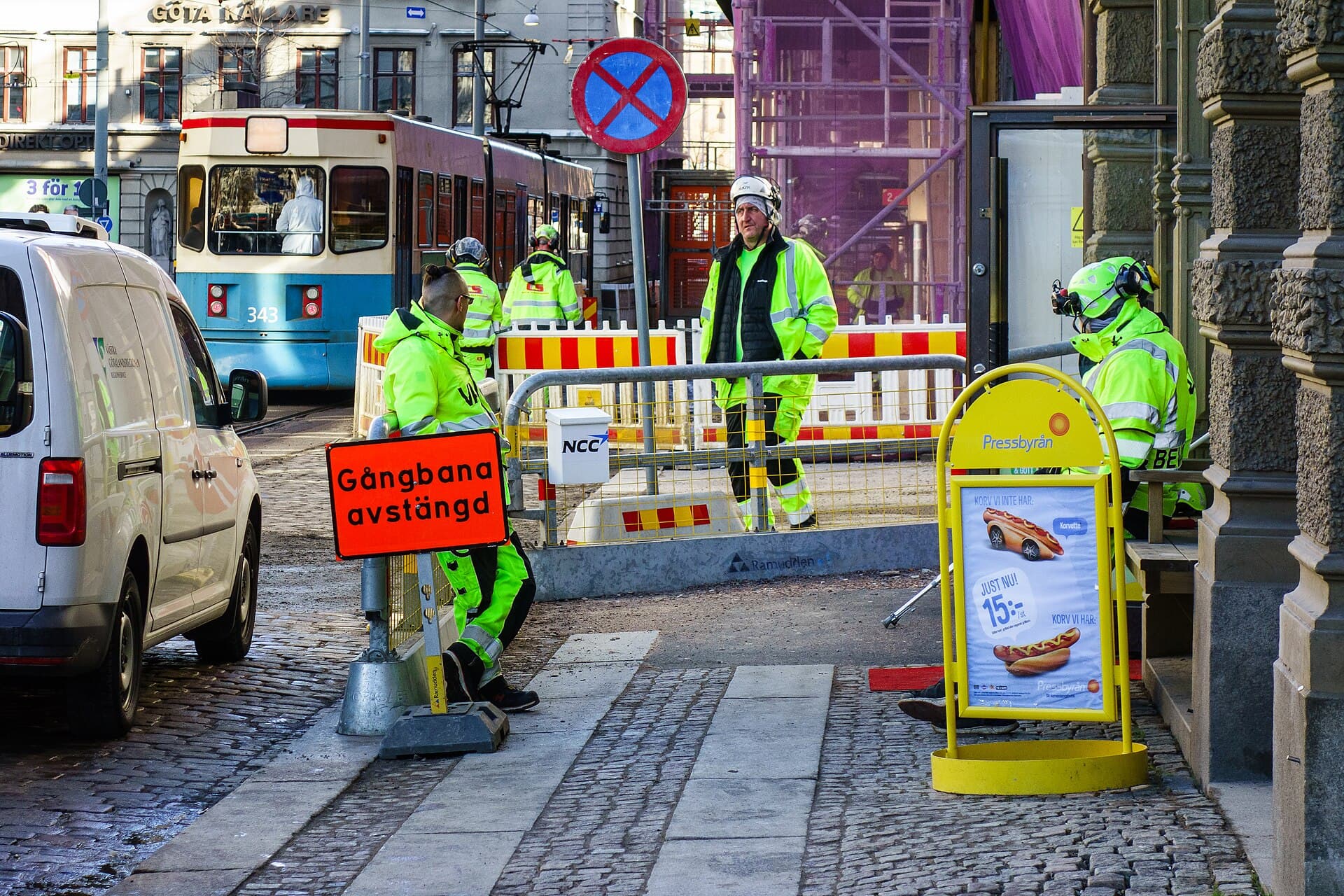Byggarbetare vid avspärrad arbetsplats på Södra Hamngatan i Göteborg. Foto: W.carter, Wikimedia Commons, CC BY-SA 4.0