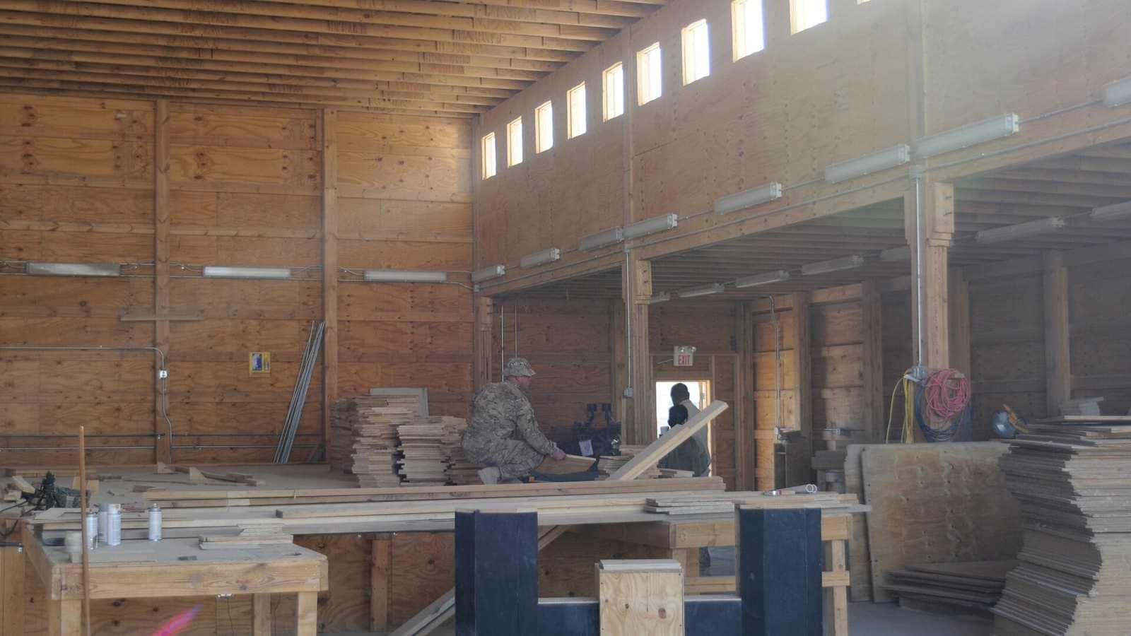 Industrimaskin med skyddsgrindar i produktionsmiljö