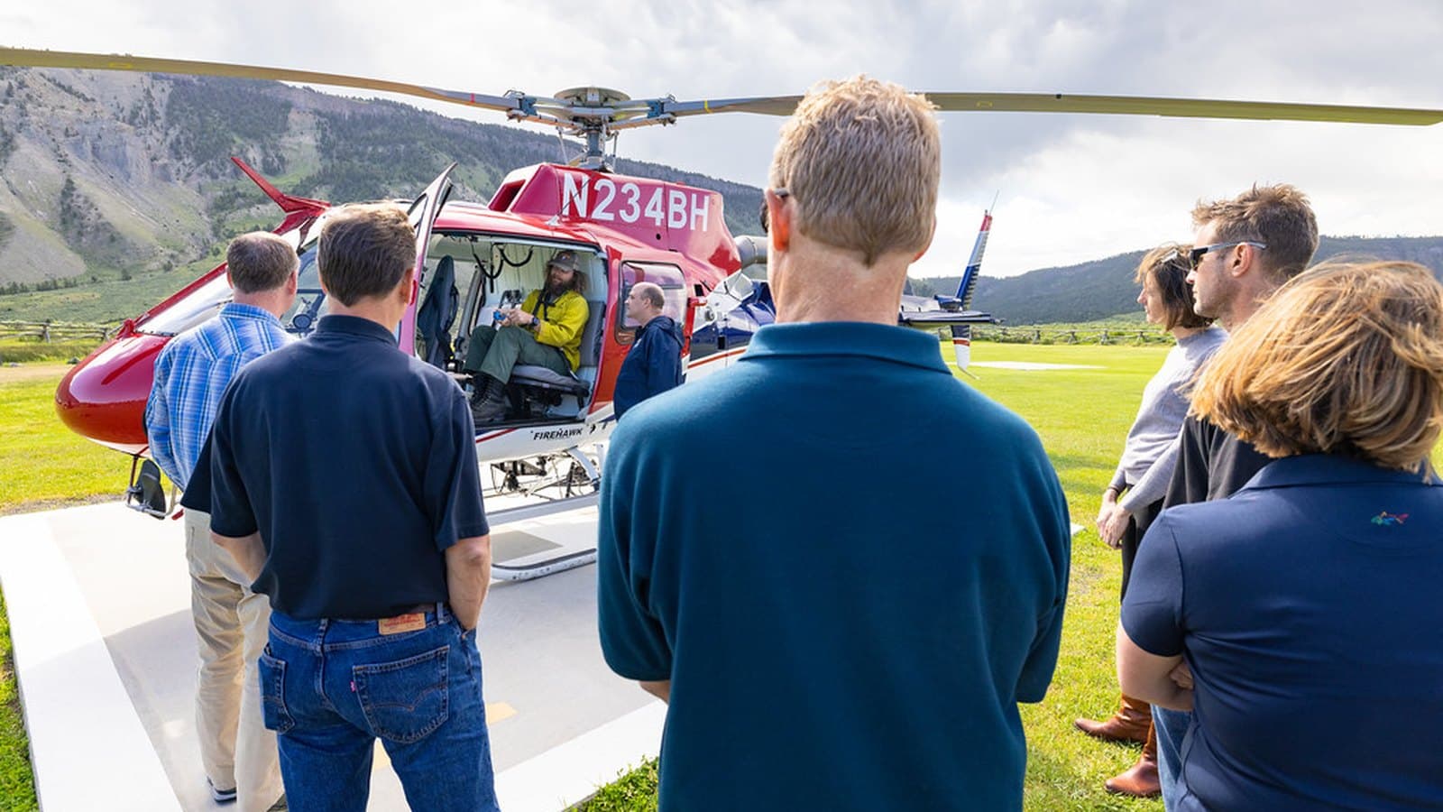 Krisledningsgrupp arbetar vid bord med lägesbild