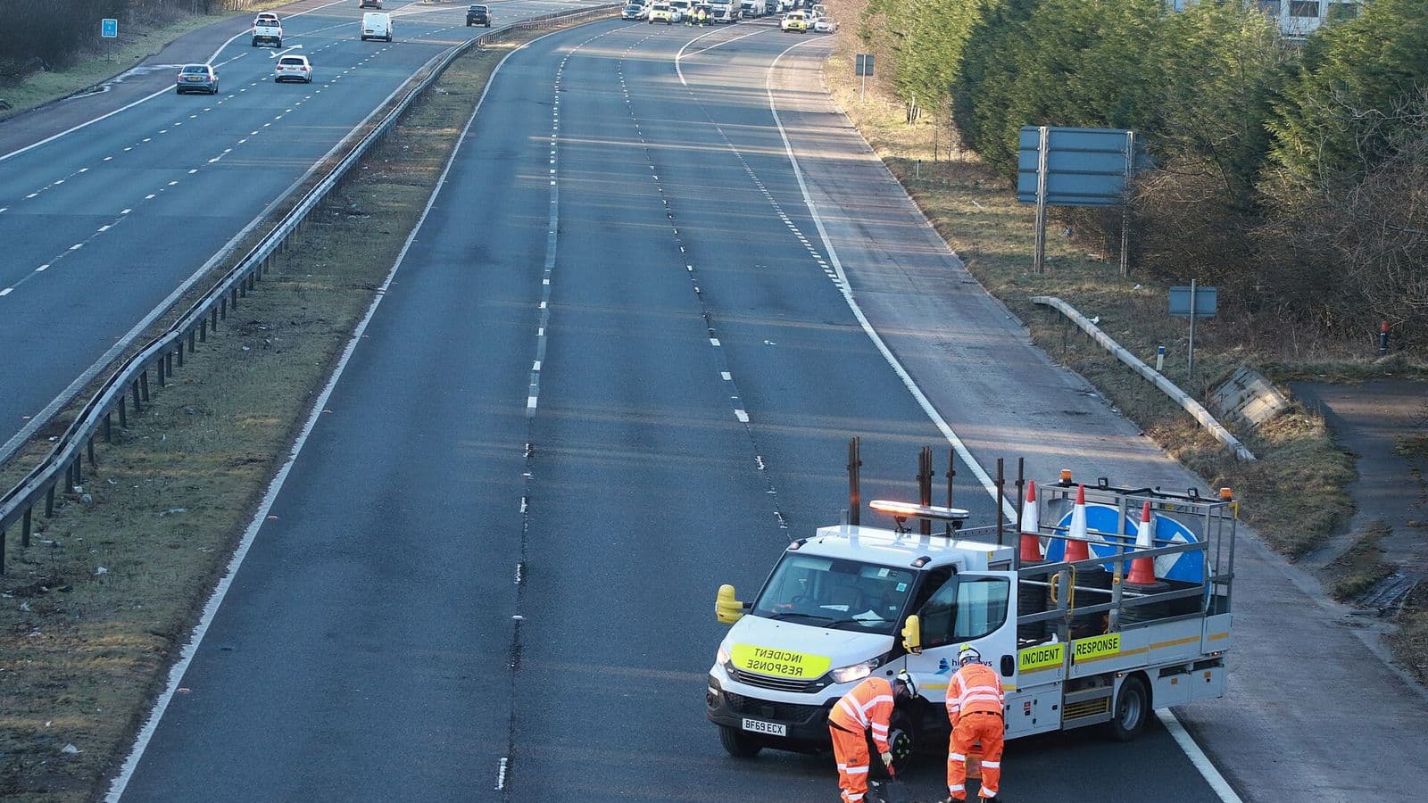 Vägarbete längs motorväg med skyddsfordon